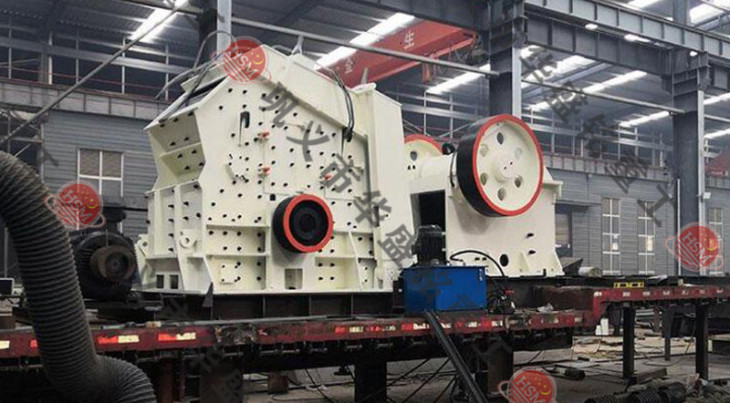 1681087480170316.jpg 鄂式移動(dòng)破碎站發(fā)貨現(xiàn)場(chǎng)