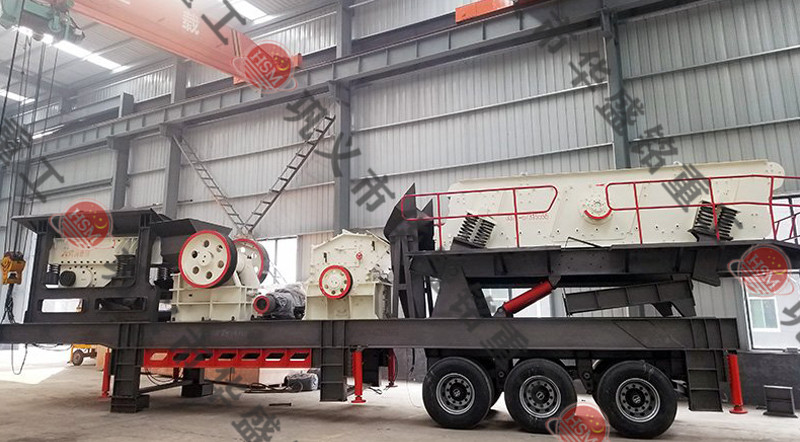 1681087488121154.jpg 鄂式移動(dòng)破碎站發(fā)貨現(xiàn)場(chǎng)